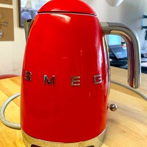 Smeg Electric 3D Kettle Logo, Red